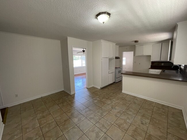 Building Photo - Freshly painted 3 bedroom 1.5 bath house with very large yard!  Pet Friendly!