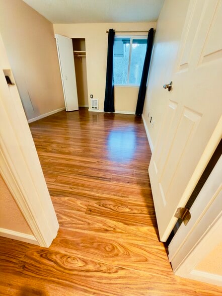 Building Photo - 4717 W Lake Sammamish Pky SE