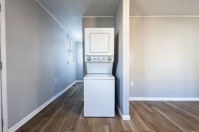 Building Photo - Renovated 1-Bedroom Home with Spacious Backyard & Washer/Dryer