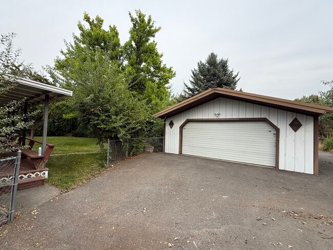 Building Photo - 625 S Evergreen Rd