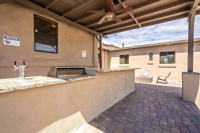 Building Photo - 928 E 6th St