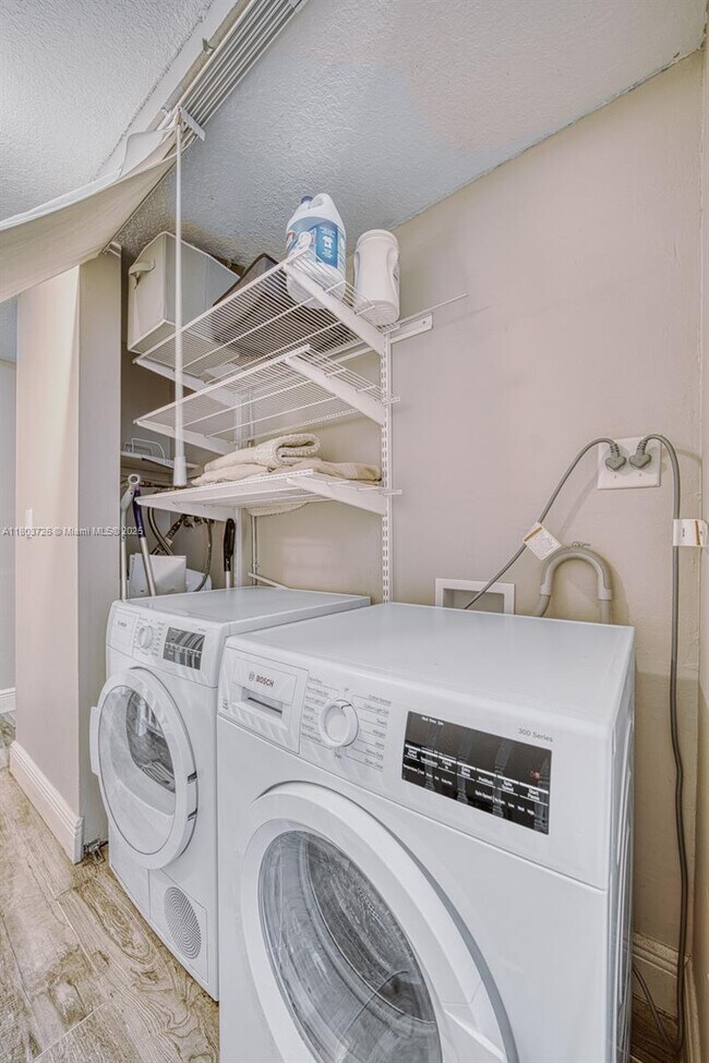Building Photo - 4600 SW 67th Ave