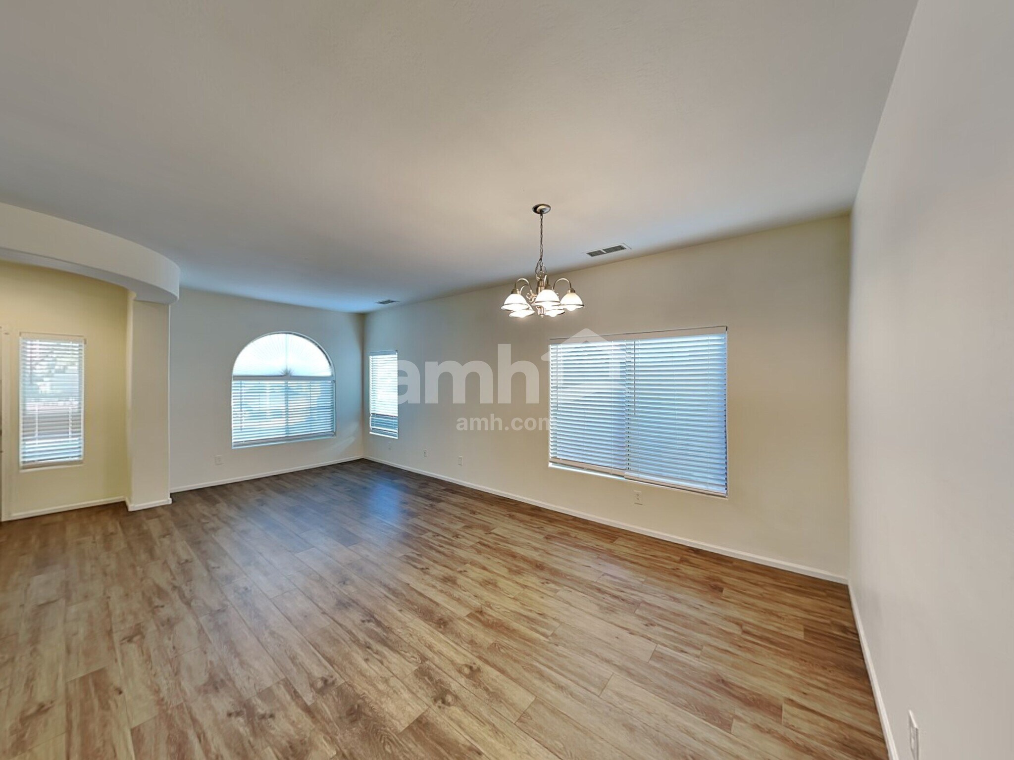 Building Photo - 10363 E Juanita Ave