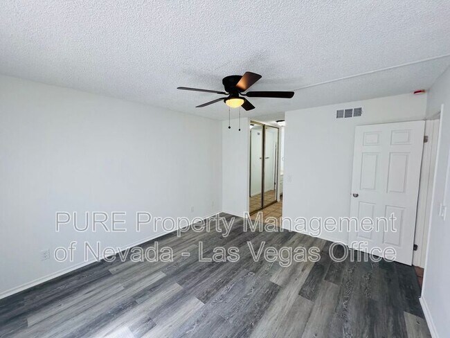 Building Photo - 1405 E Vegas Valley Dr