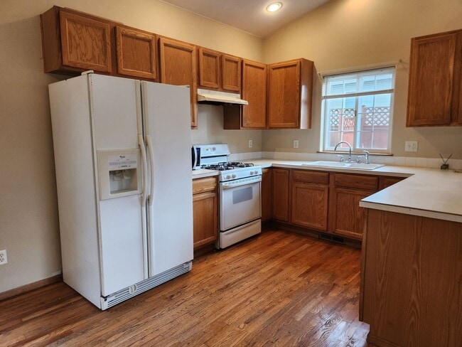 Building Photo - 533 40th St