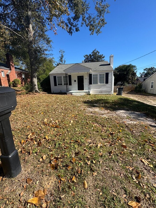 Building Photo - Adorable home in the heart of the medical district!