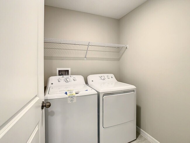 Building Photo - Beautiful 4 bedroom 2.5 bathroom Single Family House! Like new!