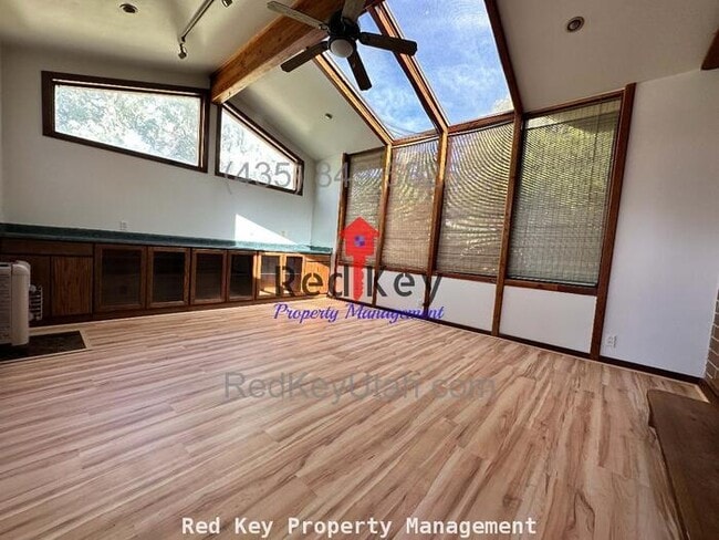 Building Photo - Country Club Dr. Single Family Home