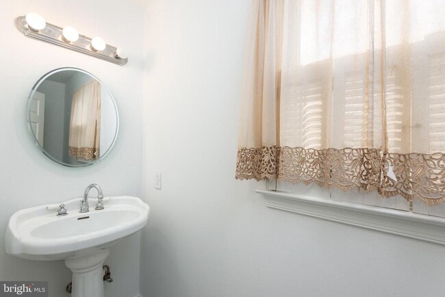 Building Photo - 8460 Colony Cir