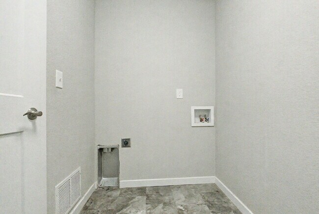 Building Photo - 3 bedroom - Date St