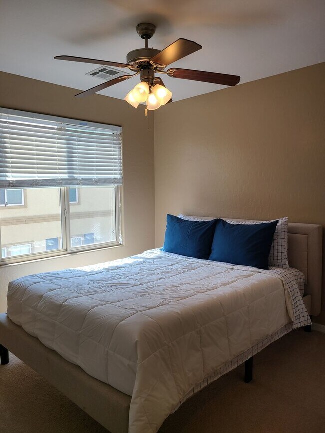 Building Photo - Fully Furnished 3 Bedrooms 2 Car Garage with Community Pool & Spa