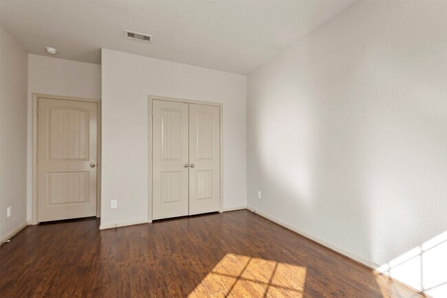 Building Photo - 8734 Auburn Mane Dr