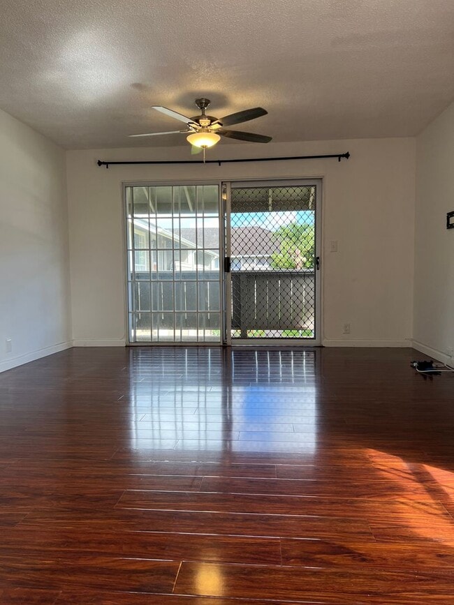 Building Photo - Charming Townhouse-2Bedrooms, 1Bathroom, 2...