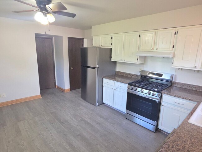 Building Photo - 3 bedroom Franklin Townhome