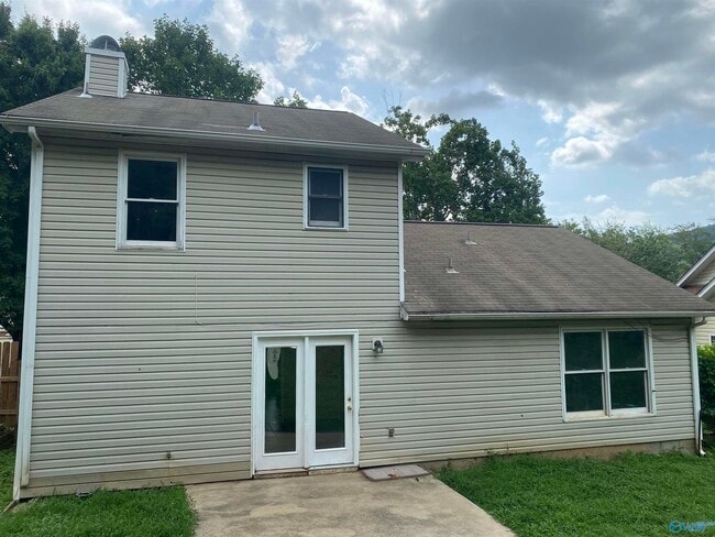 Building Photo - 208 Shadowbrook Ln NE
