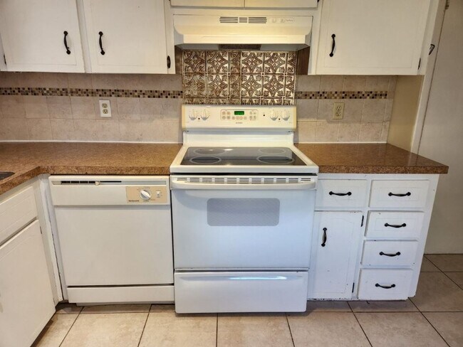 Building Photo - Beautiful 2/1/1 1034 Sq. Ft. with open flo...