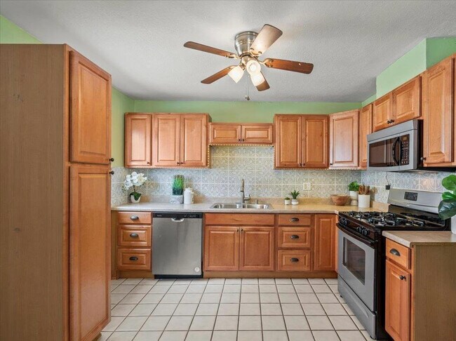 Building Photo - 1725 Hogar Dr