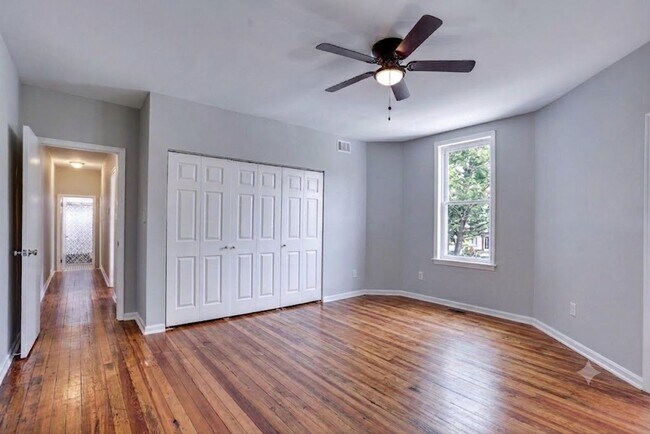 Building Photo - Capital Hill East Townhouse | 3 bd 2.5 bth | Two Patios | Hardwood Floors