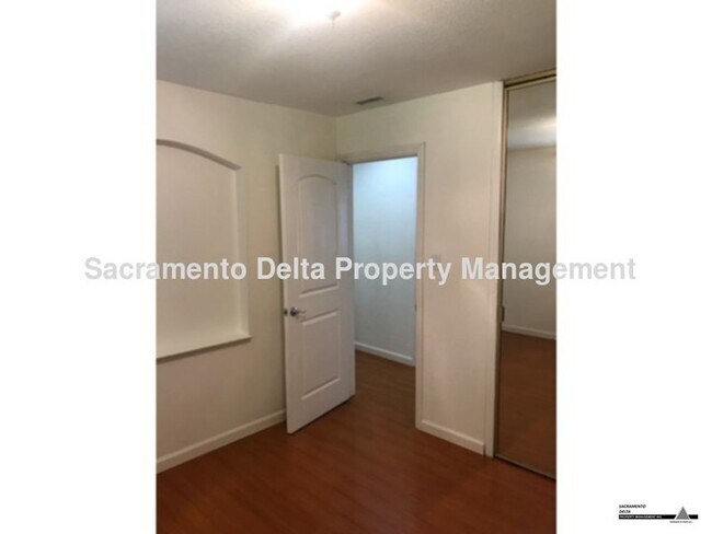 Building Photo - Updated 4 bedroom, 2 bath home with large ...