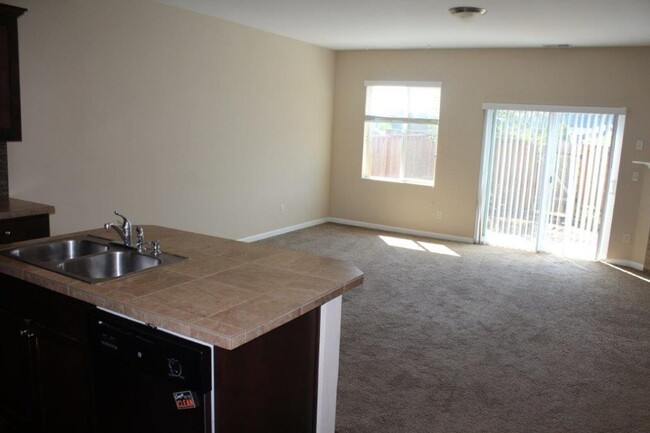 Building Photo - Beautiful 3 Bed/ 2.5 Bath Townhome w/ Gas ...