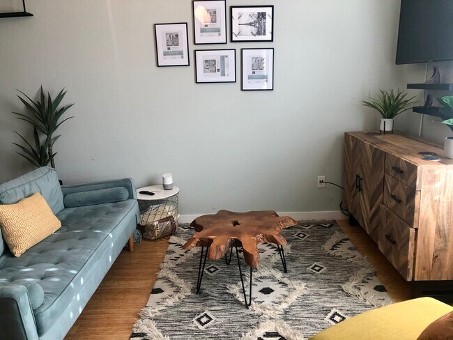 living room - 702 Zephyr Dr