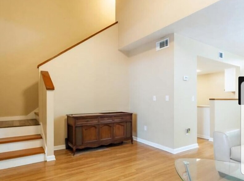 Building Photo - 5431 NW 33rd Pl
