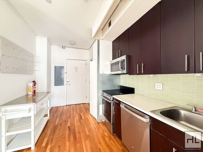 Building Photo - NOLL STREET / Bushwick 3-Bed 2-Bath