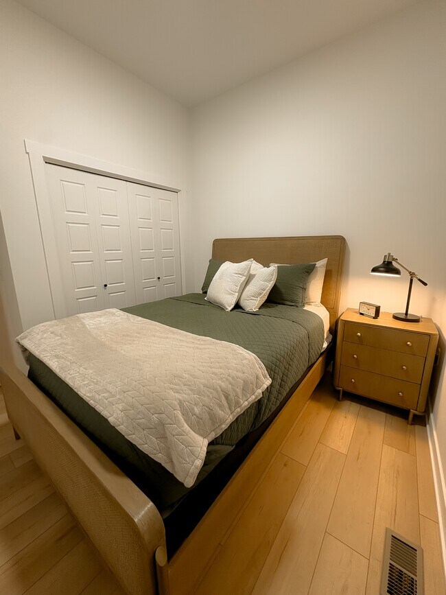 Building Photo - 1204 SW Franklin Dr