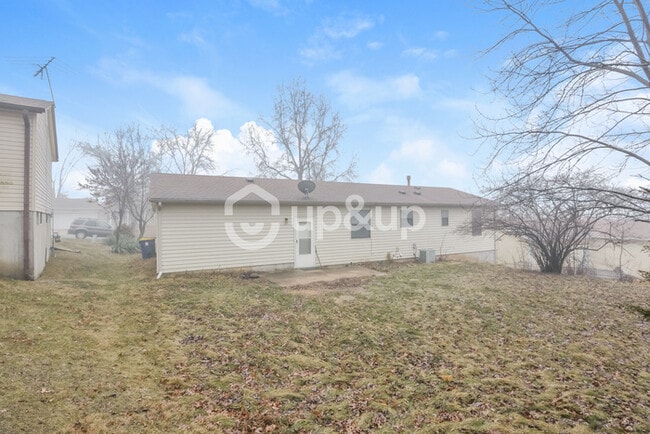 Building Photo - Fantastic 3bd/2ba home! Coming soon!
