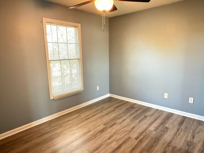 Building Photo - Beautiful 3B 2.5 bathroom townhouse in Normal