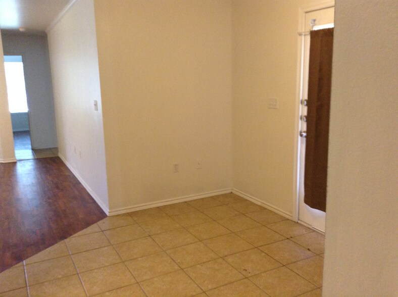 Building Photo - 523 N Clinton Ave