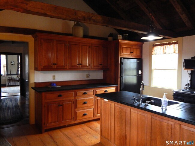 Building Photo - 284 Kick Hill Rd