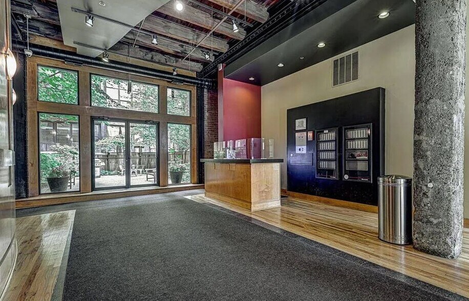 Security Desk - 226 N Clinton St