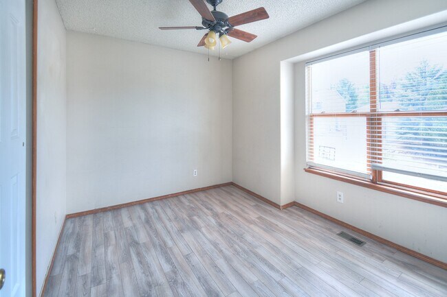 Building Photo - 2540 Lyncrest Dr