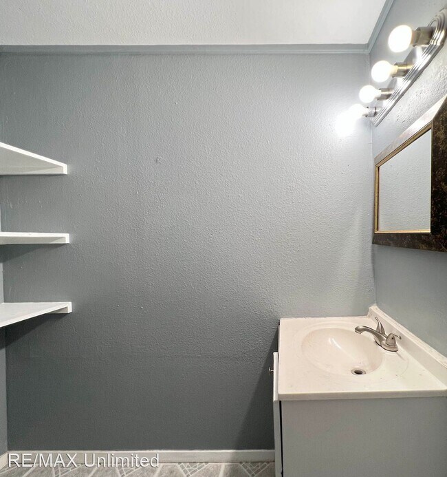 Building Photo - 3 br, 1 bath House - 915 Sams Dr