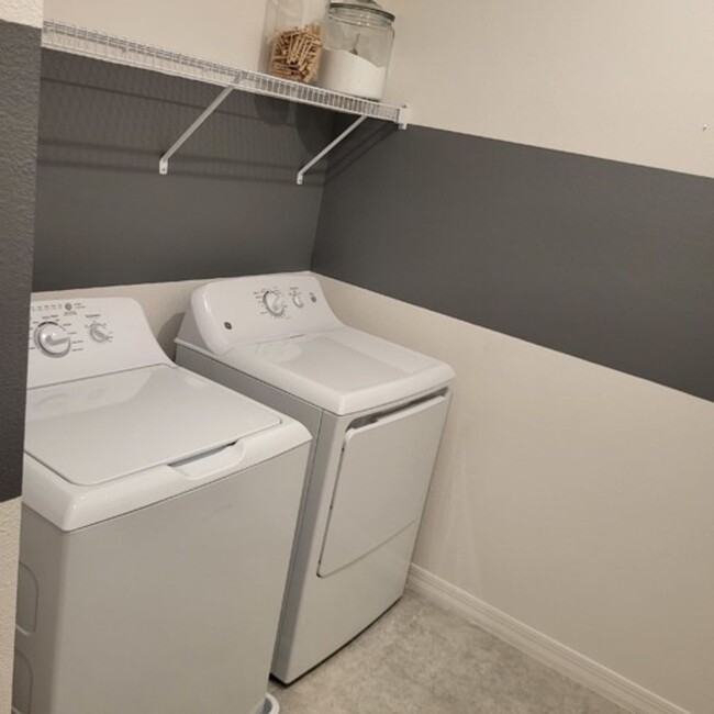 Building Photo - 3bed/2.5 Bths Townhome in Fishhawk. Lots o...