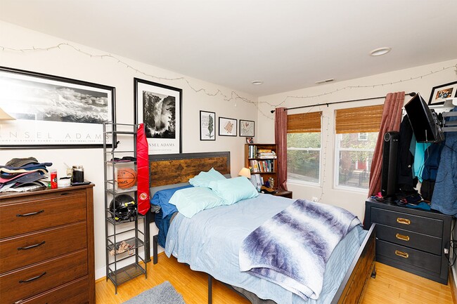 Building Photo - Top Floor One Bed in Trinidad