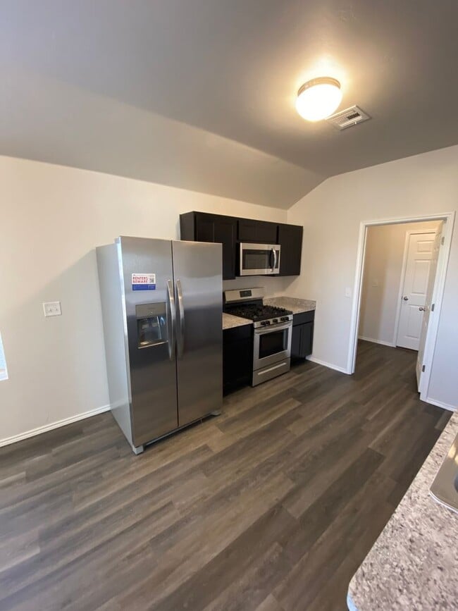 Building Photo - Now Pre-Leasing! Comfortable & Stylish 3-Bed, 2 Bath Home in Yukon