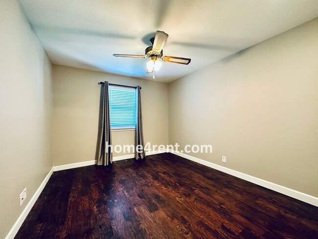 Building Photo - Updated Kitchen, Composite Deck and Refrig...