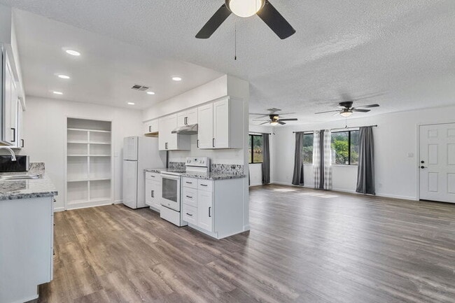 Building Photo - 31331 Auberry Rd