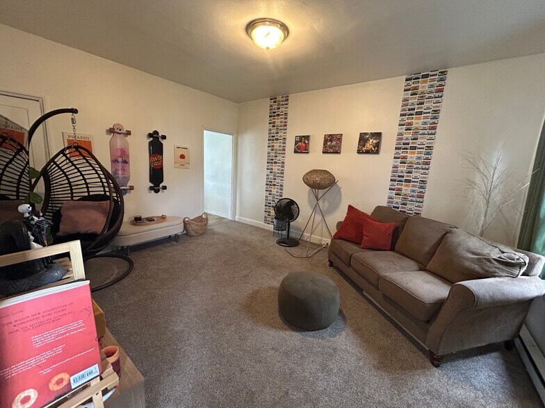 Living room - 64 S Charlotte St