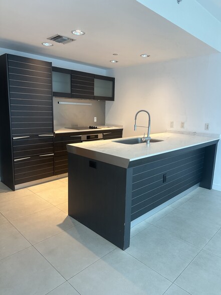 Building Photo - 200 Biscayne Boulevard Way