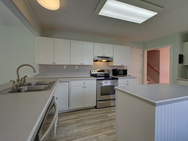 Building Photo - 24 Larchmont Terrace