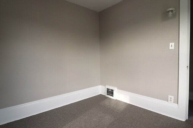 Building Photo - Large Updated 4 Bedroom Single Family Home