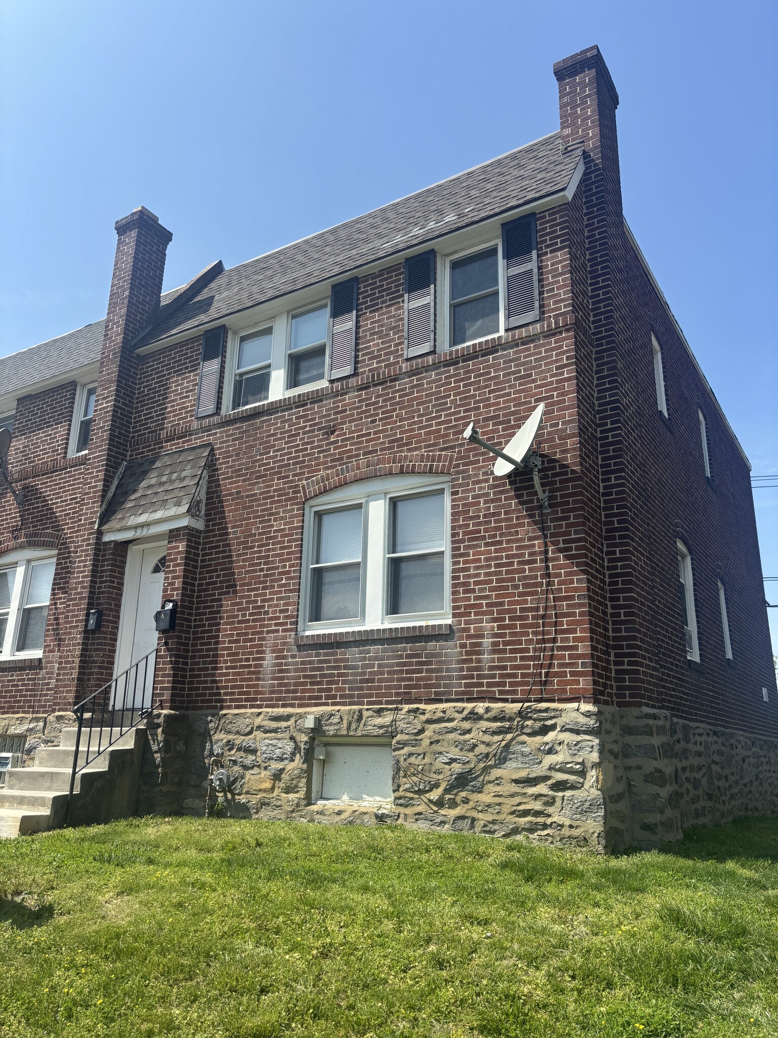 Building Photo - 339 E Essex Ave