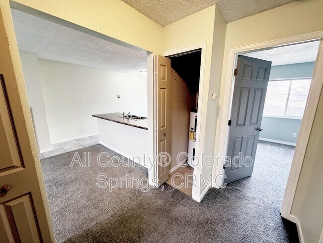 Building Photo - 915 Hathaway Dr