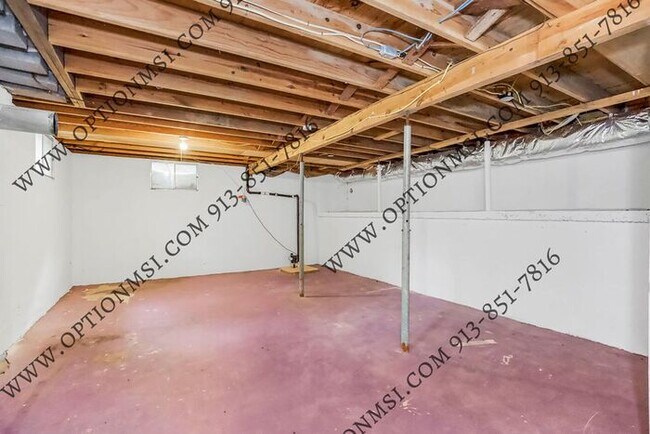 Building Photo - Available NOW in Raytown