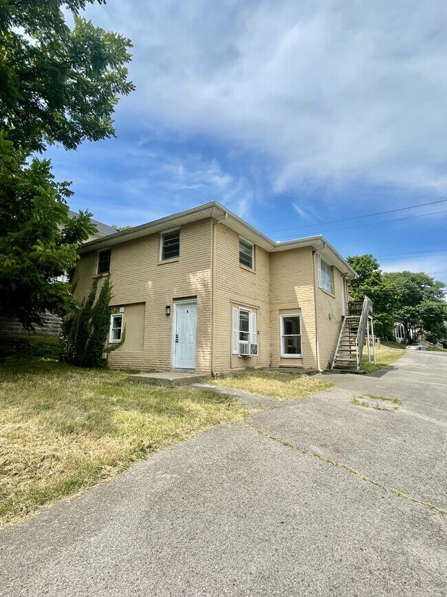 Building Photo - 952 Strouse Ave
