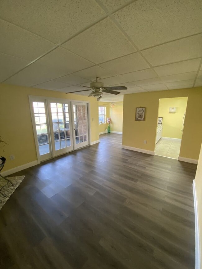 Building Photo - Large 2 bedroom 2 bath Condo