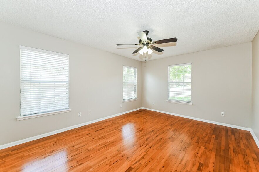 Building Photo - 2877 Sutton Estates Cir N